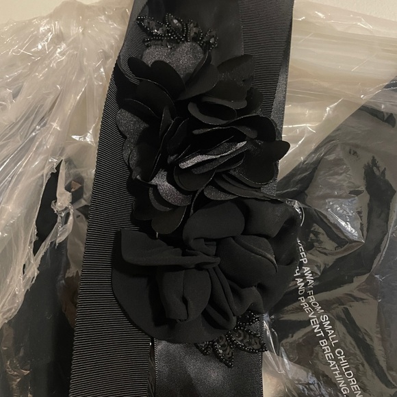 Black Vera Wang dress with scoop/ tie back. Size 6. From her White collection - Picture 3 of 6